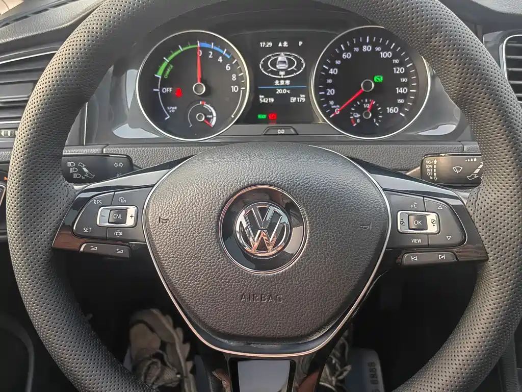Volkswagen Golf EV — миниатюра 4