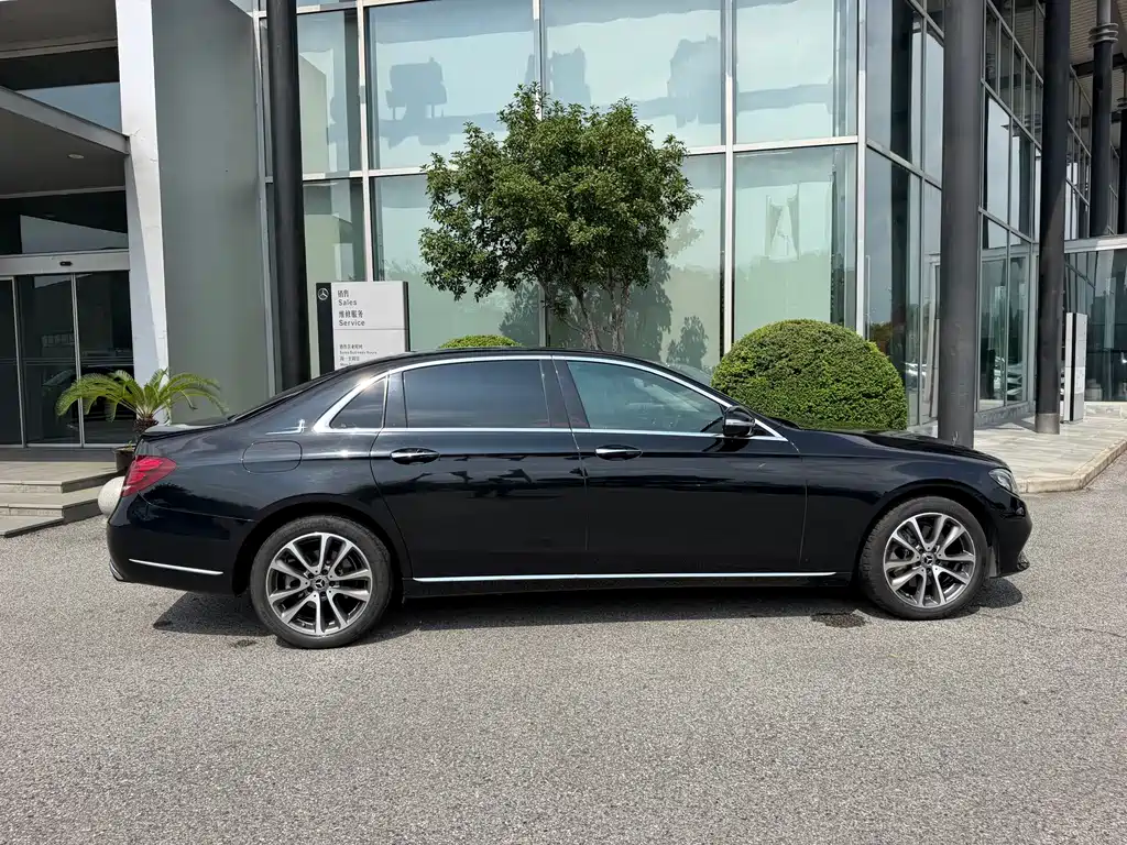Mercedes-Benz E-Class — миниатюра 11