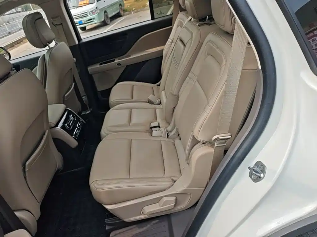 Lincoln Aviator (Import) — миниатюра 17