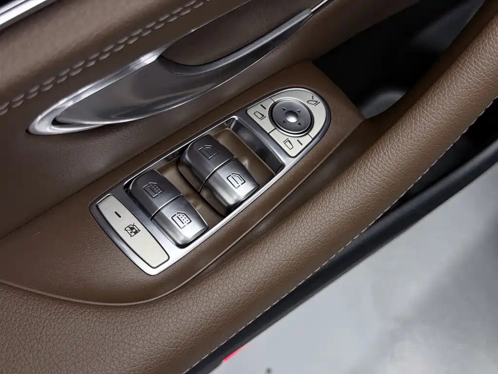 Mercedes-Benz E-Class — миниатюра 30