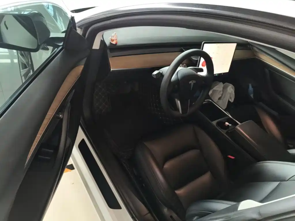 Tesla Model 3 — миниатюра 16