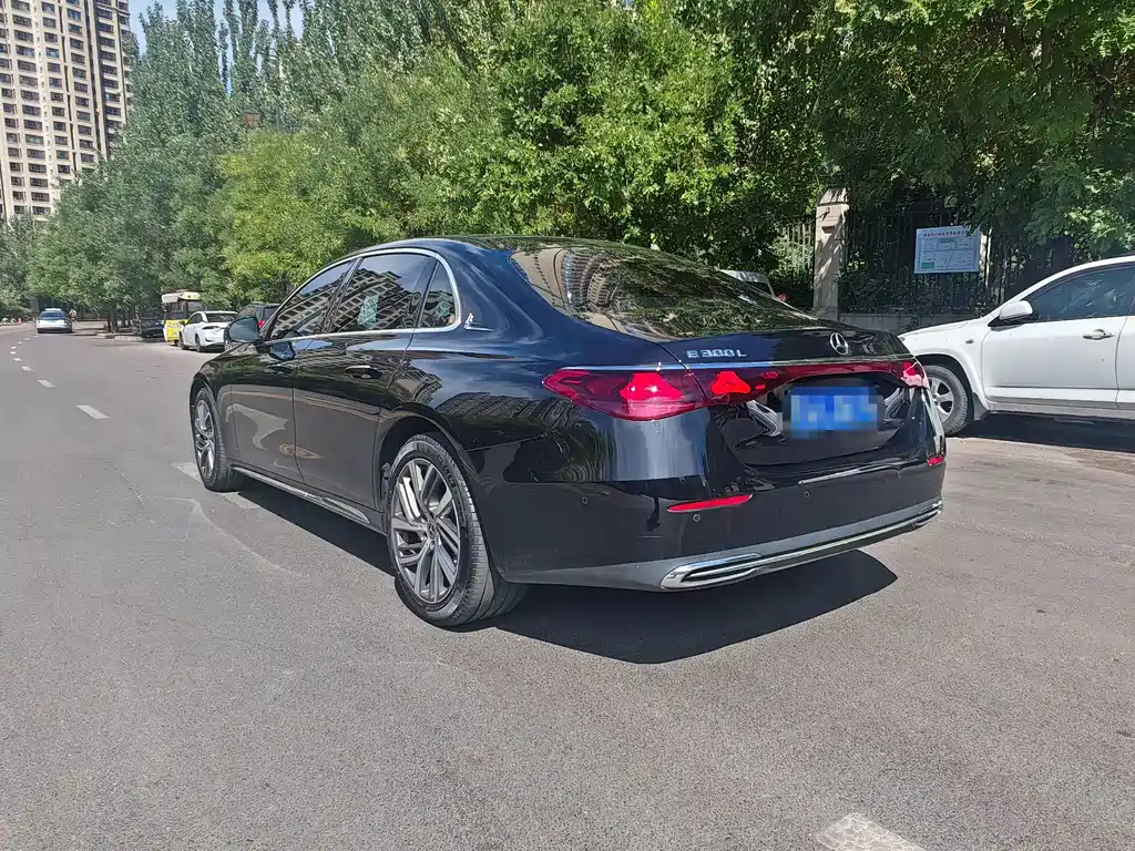 Mercedes-Benz E-Class — миниатюра 6