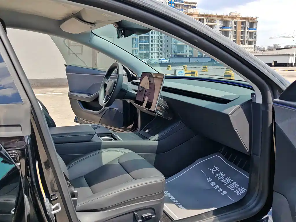 Tesla Model 3 — миниатюра 12