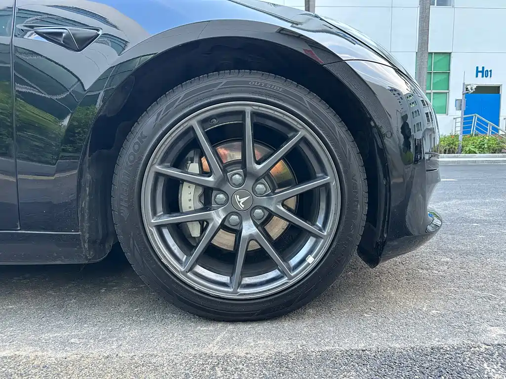 Tesla Model 3 — миниатюра 17