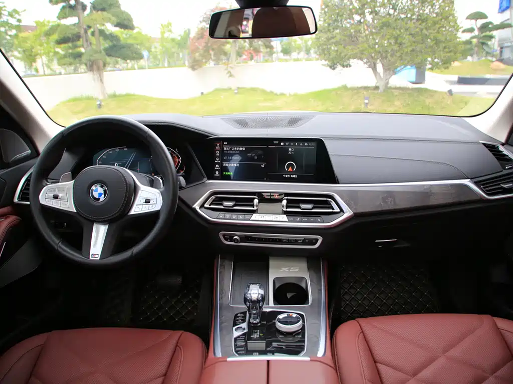 BMW X5 2022 xDrive 30Li Premium M Sport
