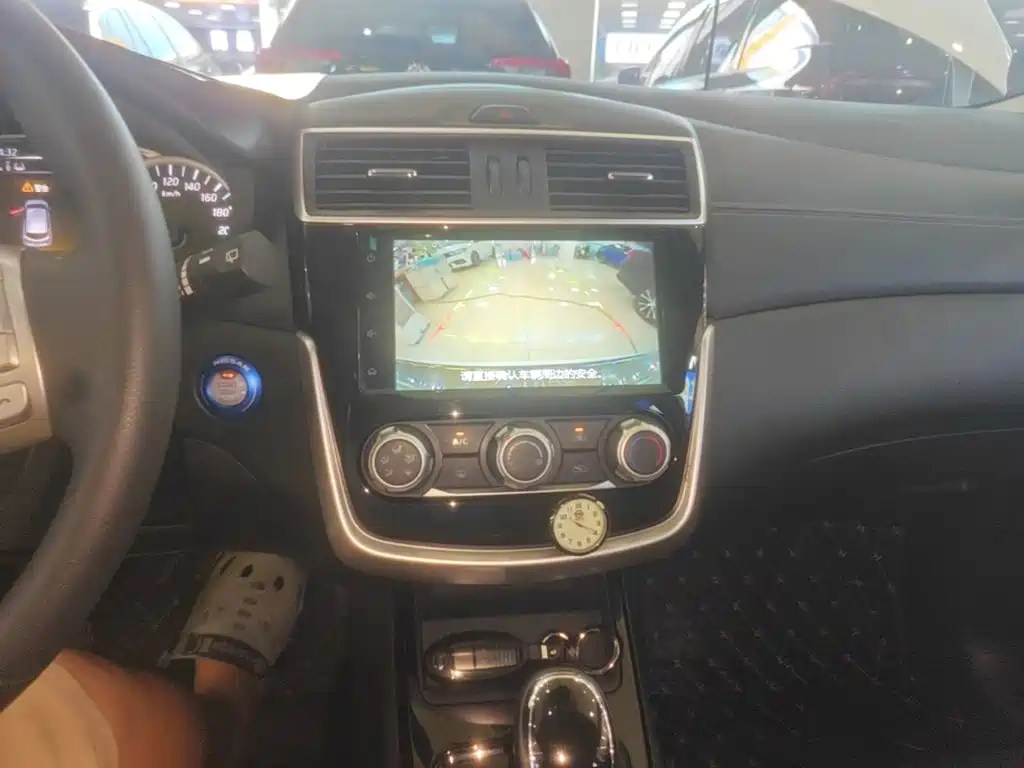 Nissan Tiida — миниатюра 13