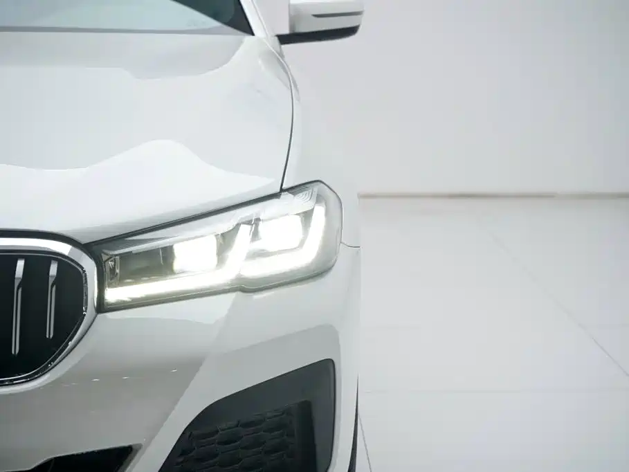 BMW 5 Series New Energy — миниатюра 12
