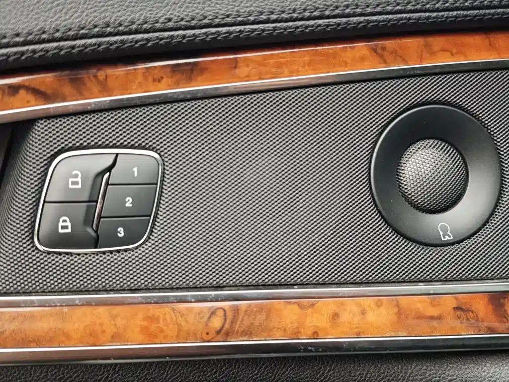 LINCOLN NAVIGATOR (IMPORT)