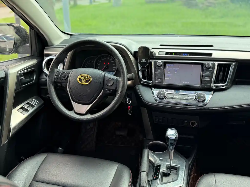 Toyota RAV4 — миниатюра 10