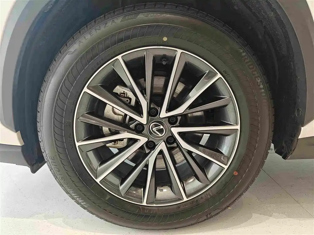 Lexus NX — миниатюра 5