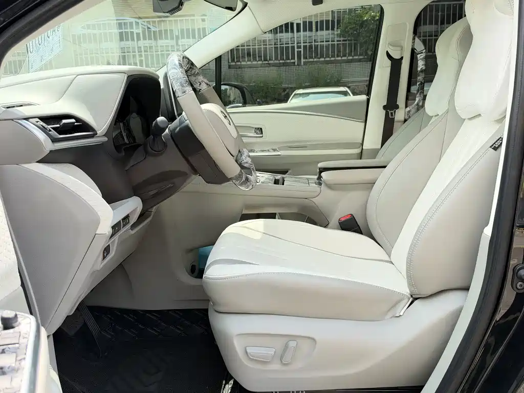 Toyota Sienna — миниатюра 4