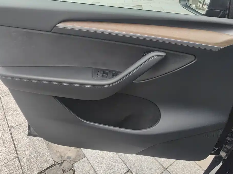 Tesla Model Y — миниатюра 7