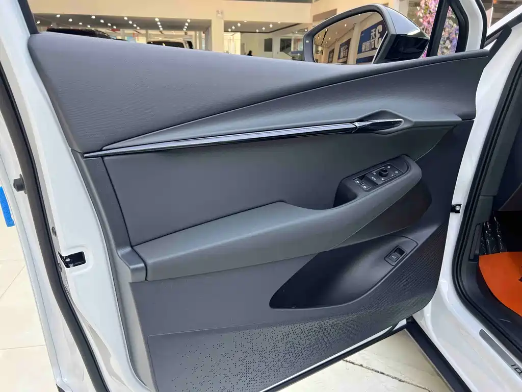 Volkswagen 06 2025 Pure