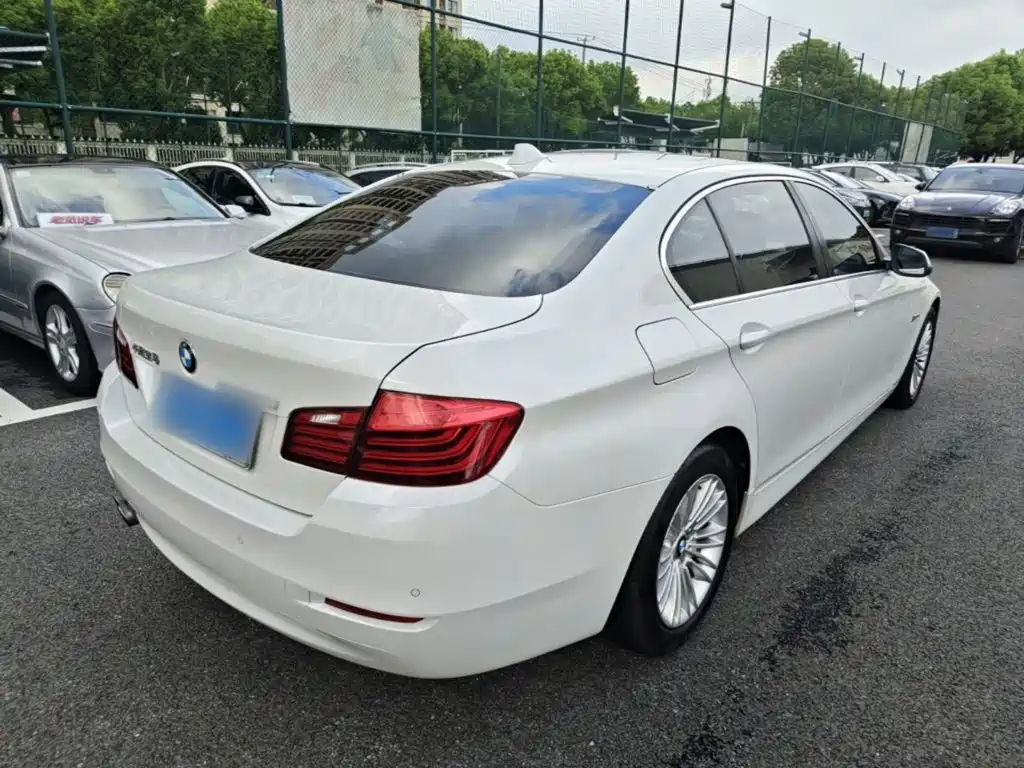 BMW 5 Series — миниатюра 7