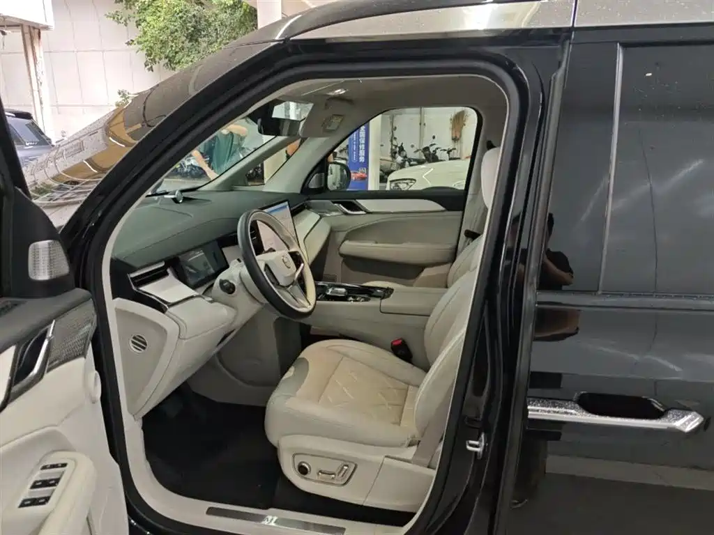 Volvo EM90 2025 Ultra мест