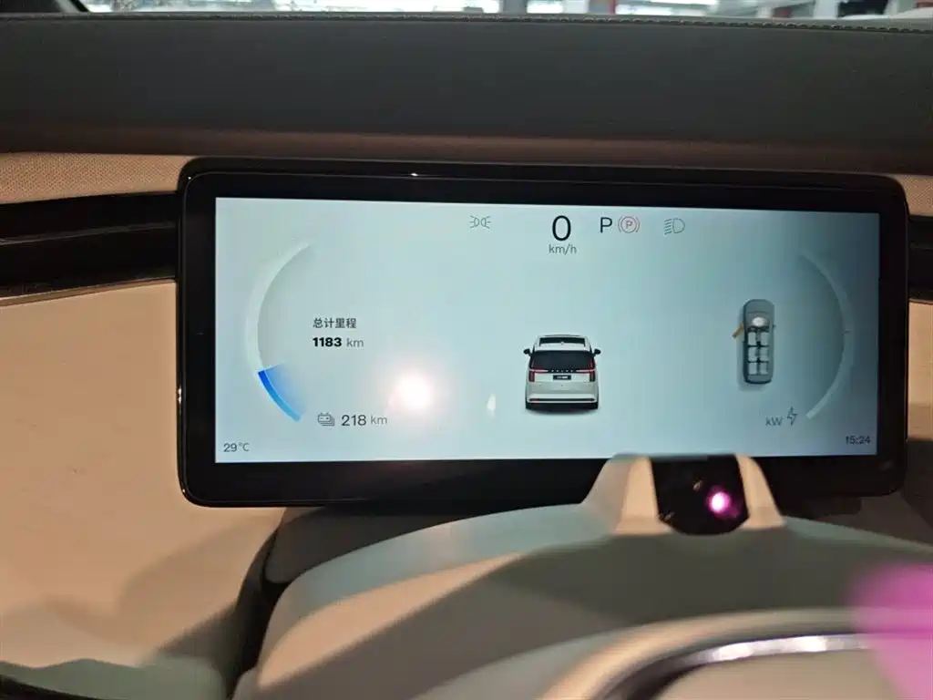 Volvo EM90 2025 Ultra мест