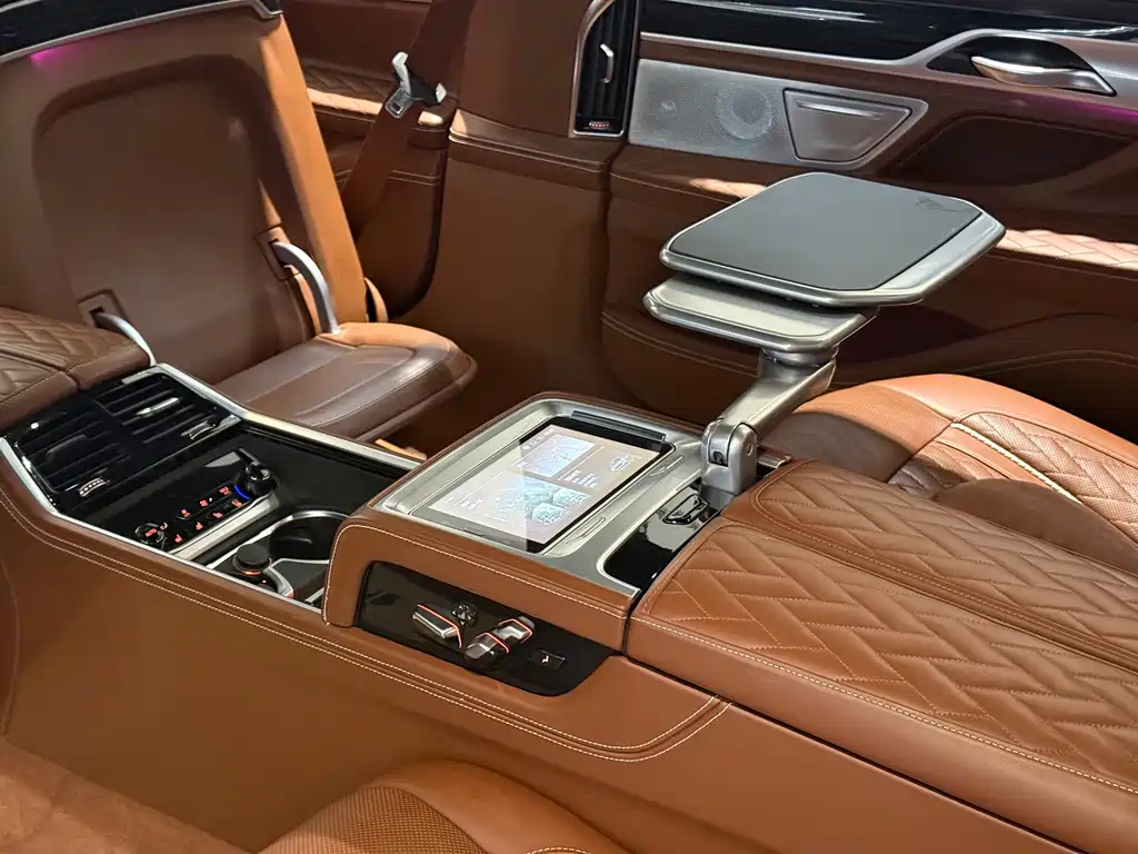 BMW 7 Series — миниатюра 11
