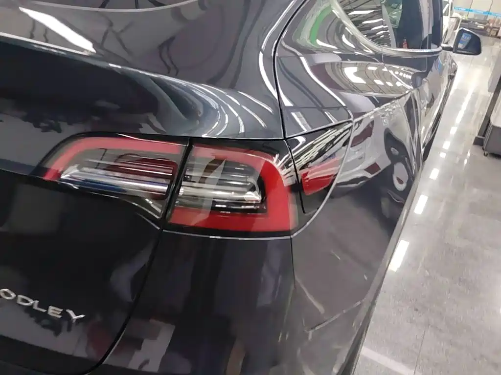 Tesla Model Y — миниатюра 8