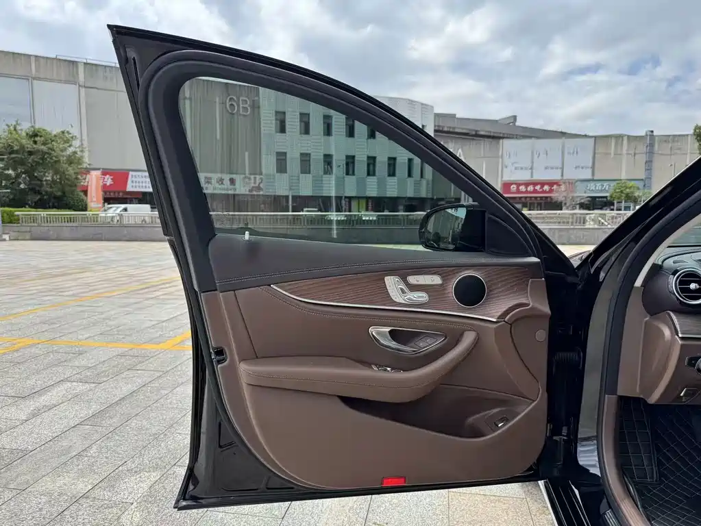 Mercedes-Benz E-Class — миниатюра 10