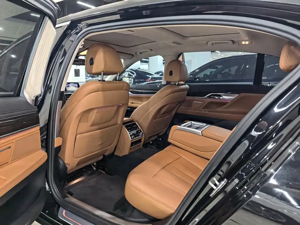BMW 7 Series — миниатюра 8