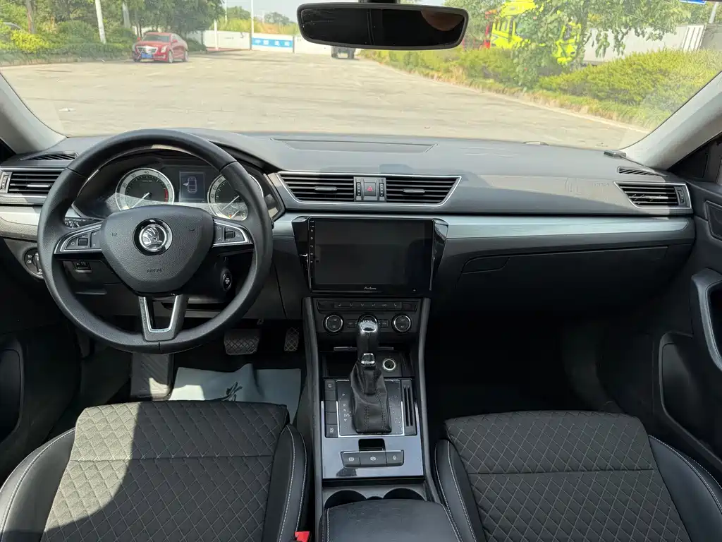 Skoda Superb — миниатюра 8