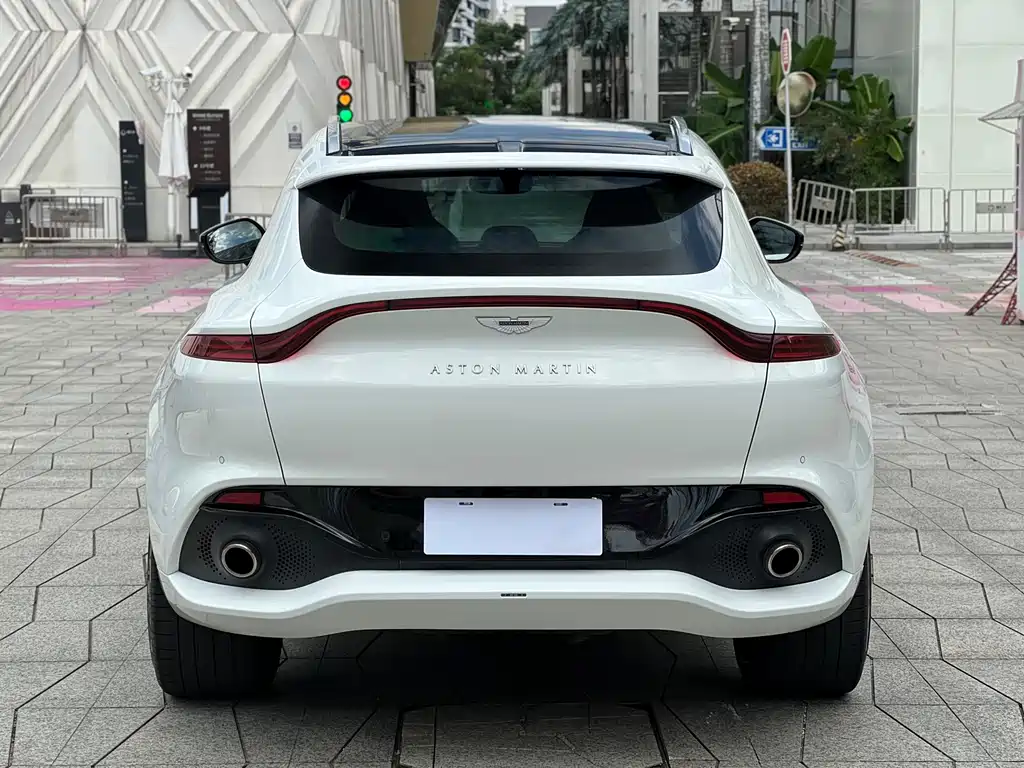 ASTON MARTIN DBX