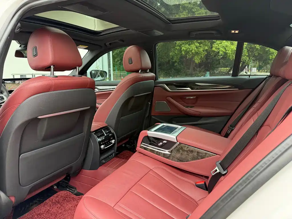 BMW 5 Series — миниатюра 9