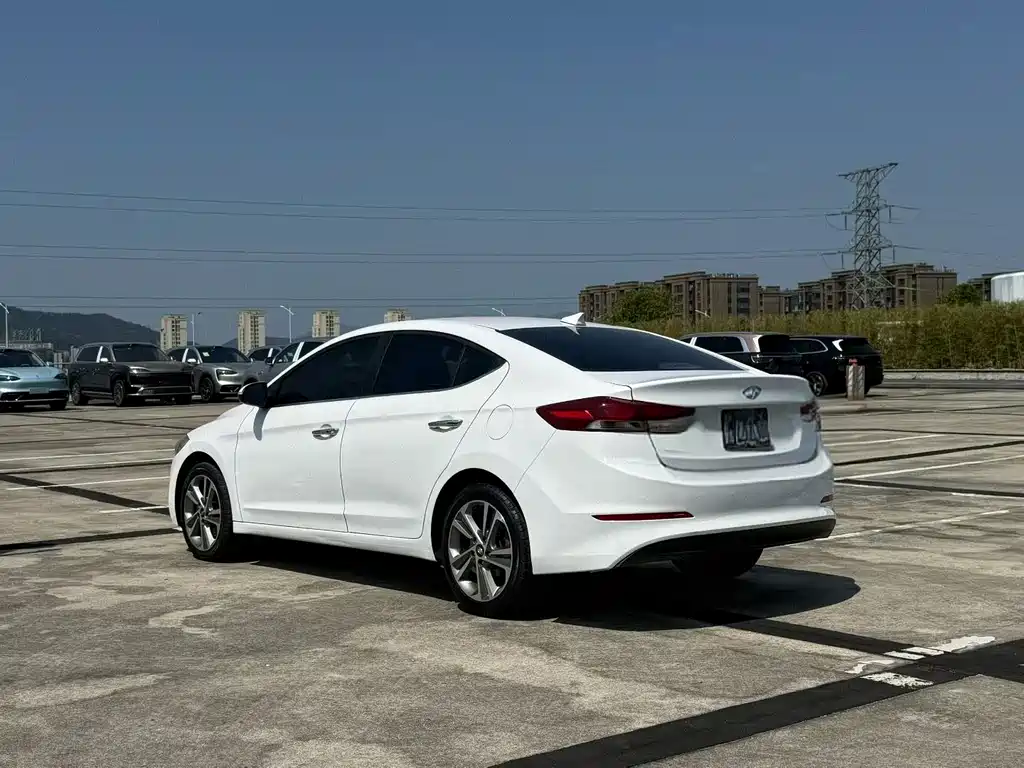 Hyundai Elantra — миниатюра 5
