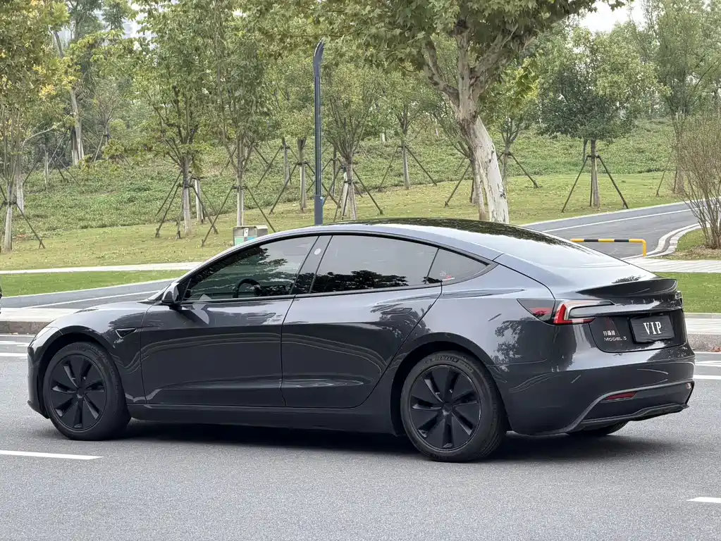 Tesla Model 3 — миниатюра 12