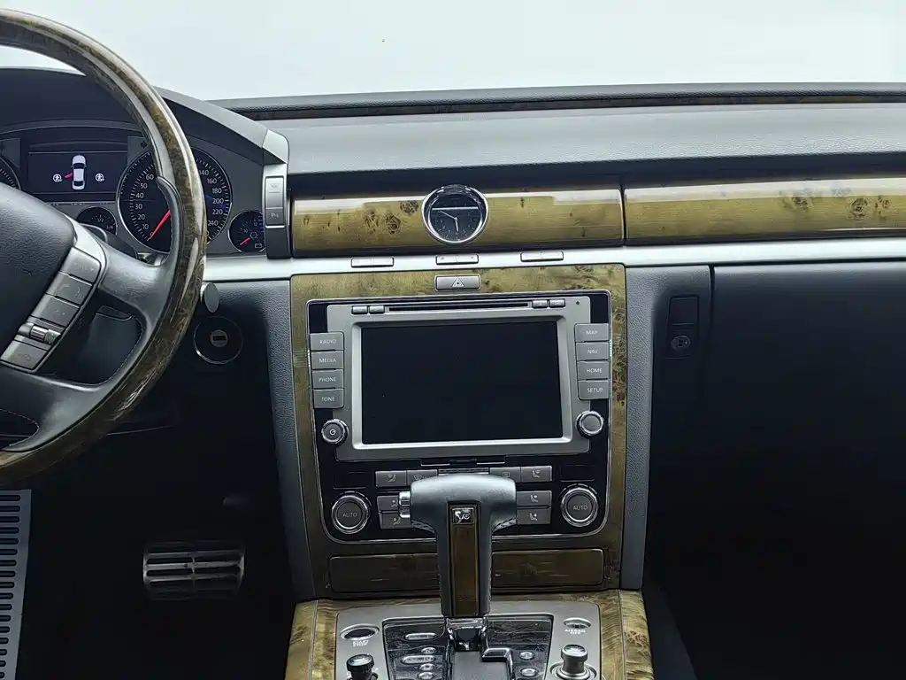 Volkswagen Phaeton — миниатюра 12