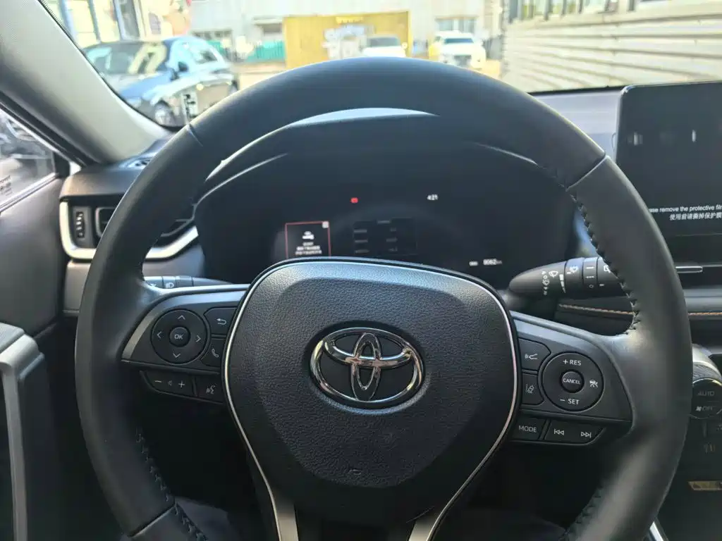 Toyota RAV4 — миниатюра 10