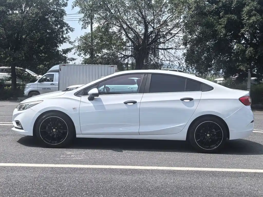 Chevrolet Cruze 1.5L Auto Pioneer Sunroof Edition, фото 3