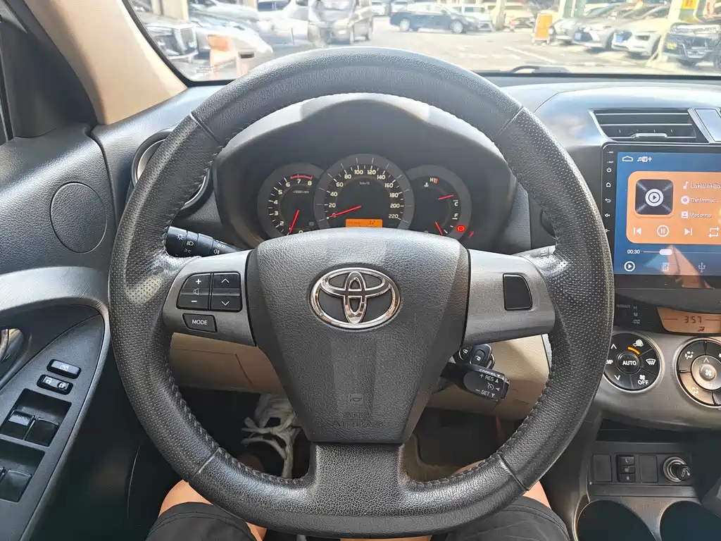 Toyota RAV4 — миниатюра 8