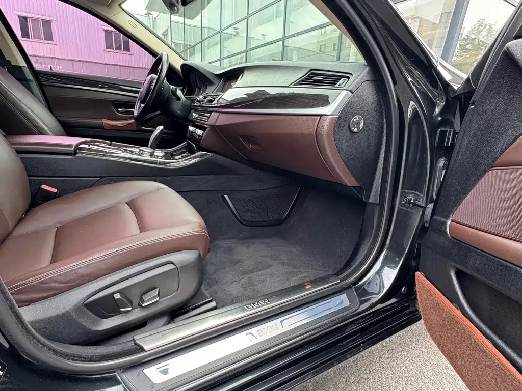BMW 5 Series — миниатюра 6