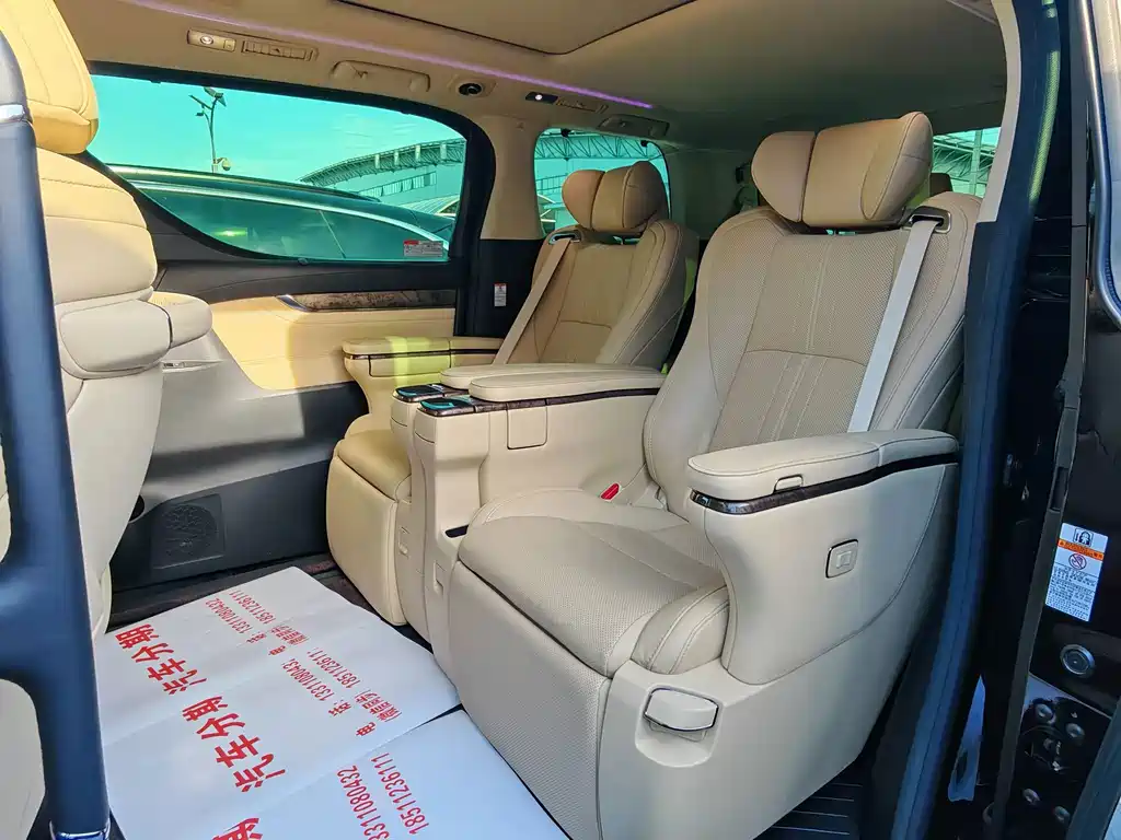 Toyota Alphard — миниатюра 5