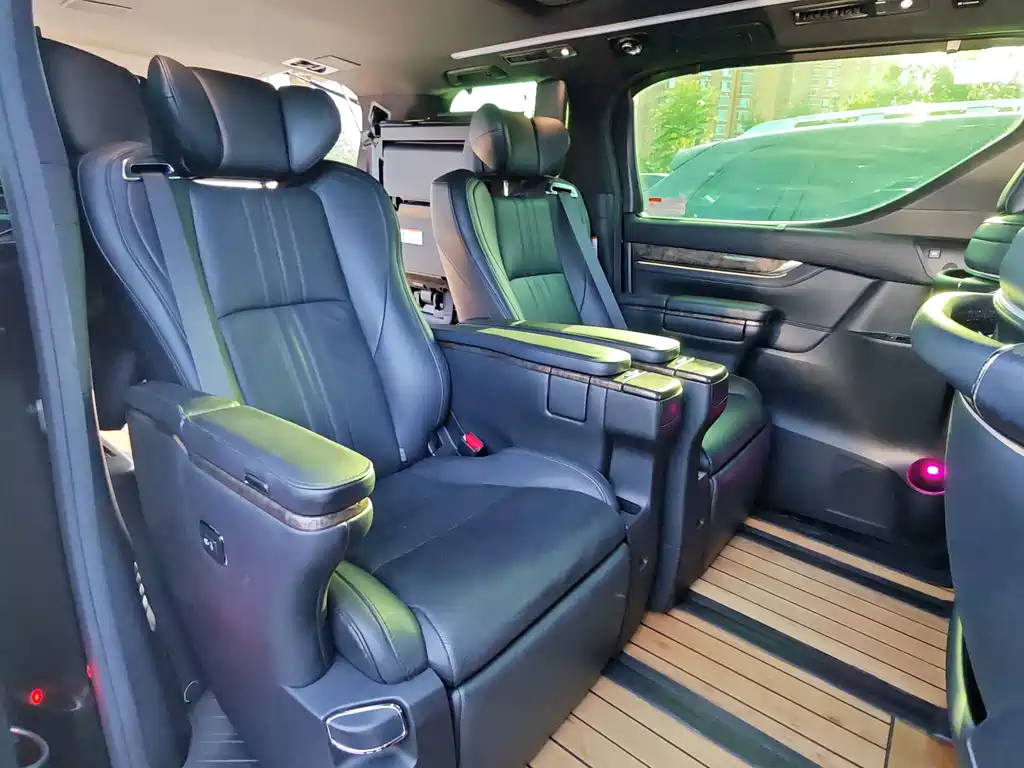 Toyota Alphard — миниатюра 9