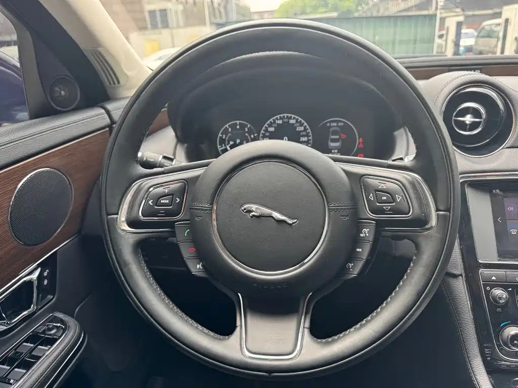 Jaguar XJ — миниатюра 10
