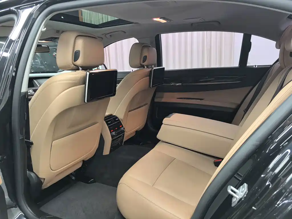 BMW 7 Series — миниатюра 6