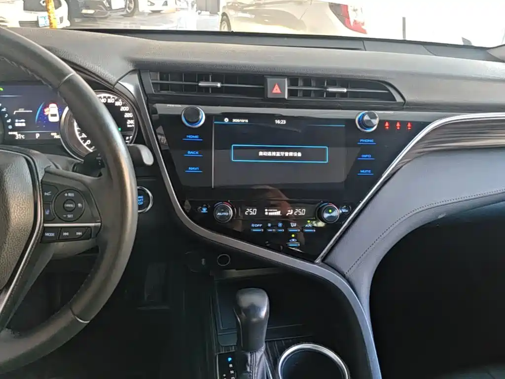 Toyota Camry — миниатюра 13