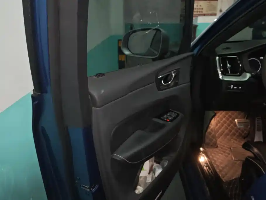 Volvo XC60 PHEV — миниатюра 7