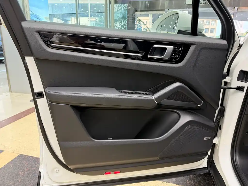 Porsche Cayenne — миниатюра 5