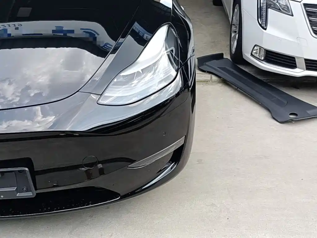 Tesla Model Y — миниатюра 24