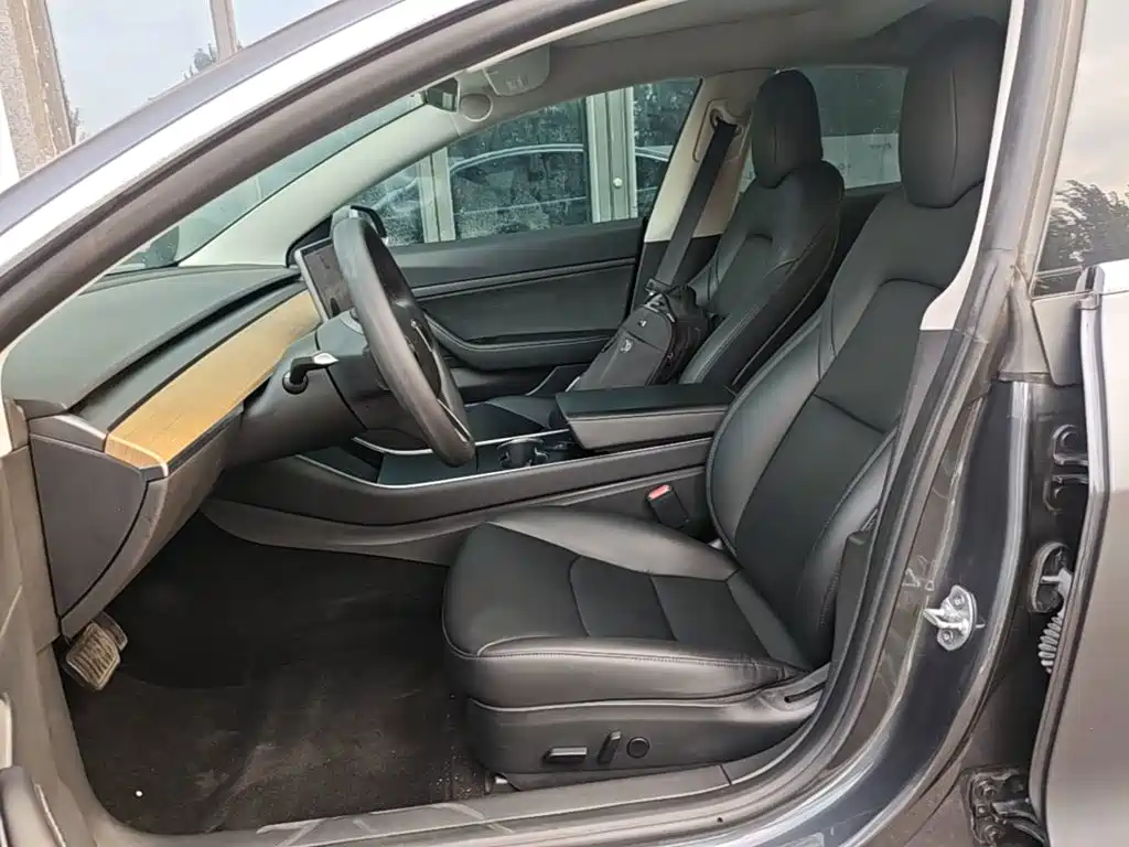 Tesla Model 3 — миниатюра 15