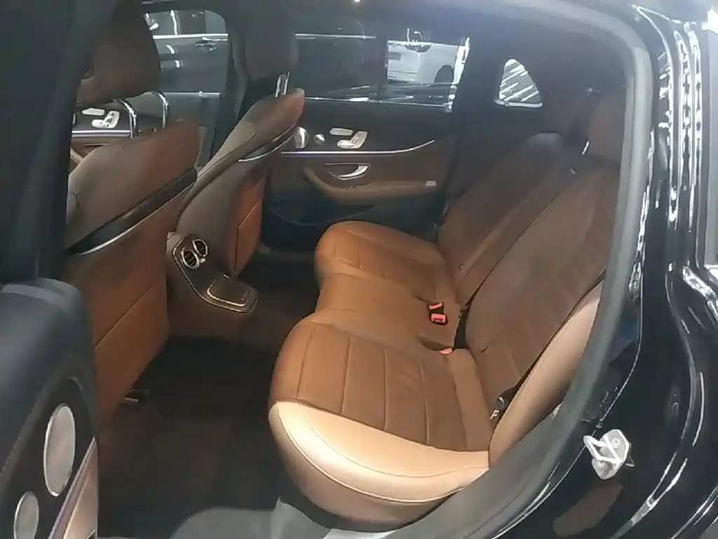 Mercedes-Benz E-Class — миниатюра 17