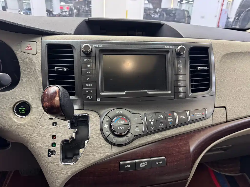 Toyota Sienna — миниатюра 10