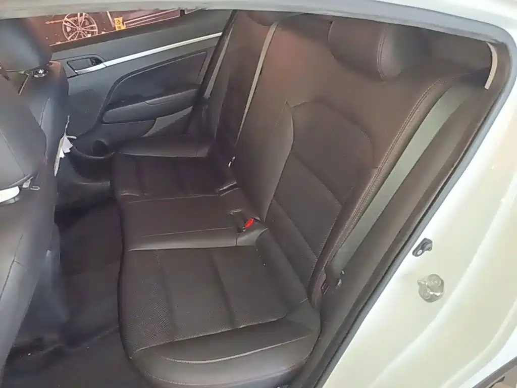 Hyundai Elantra — миниатюра 17