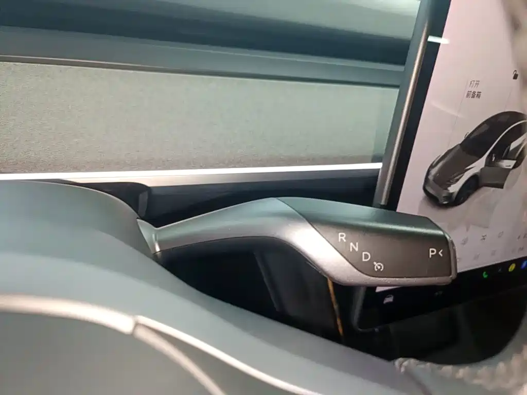 Tesla Model Y — миниатюра 14