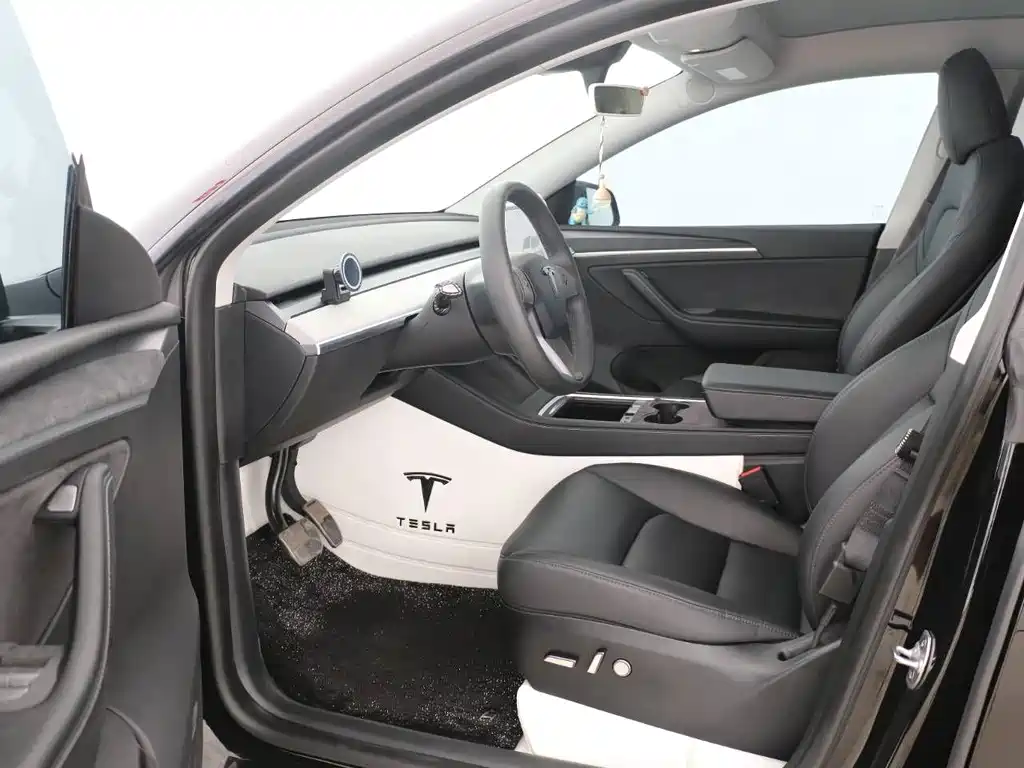 Tesla Model Y — миниатюра 12