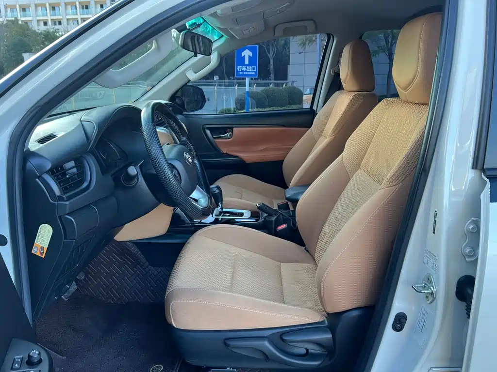 Toyota Fortuner — миниатюра 4
