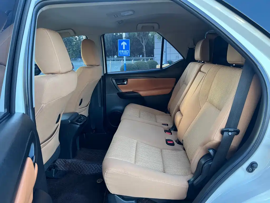 Toyota Fortuner — миниатюра 11